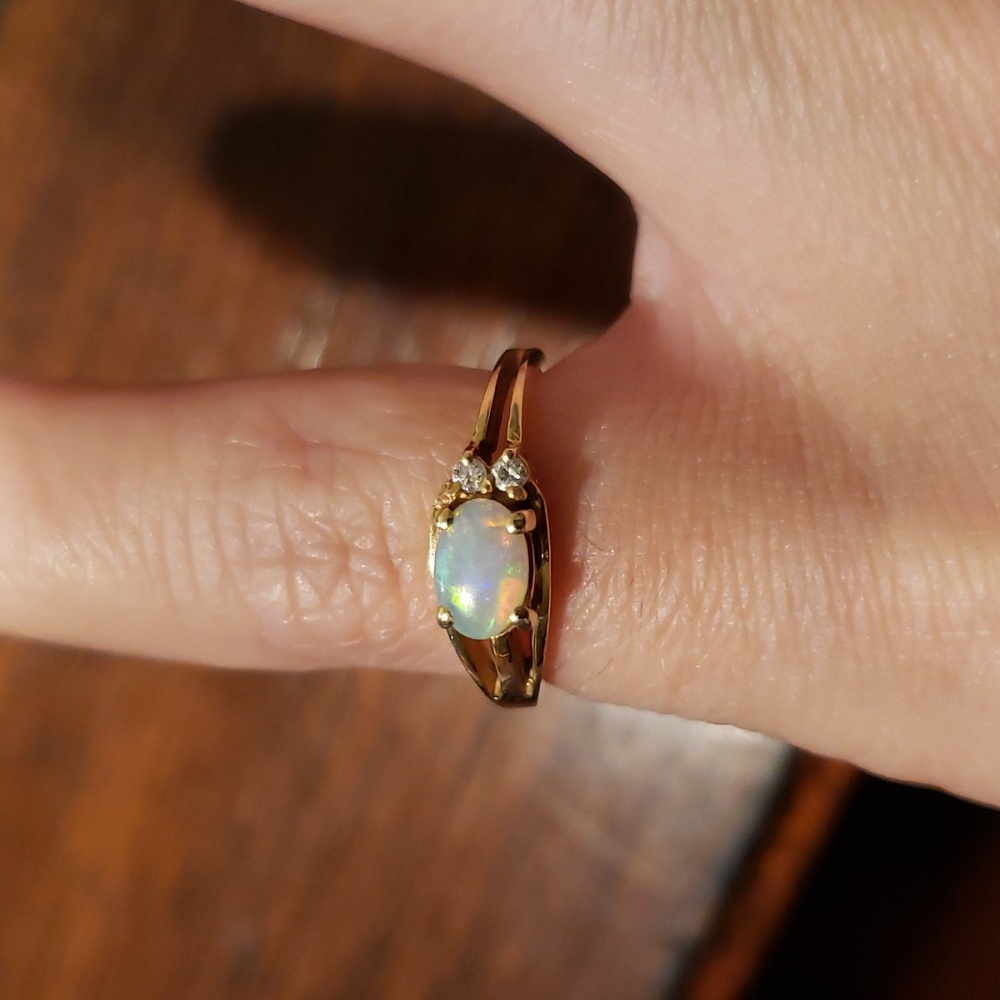 Women's Opal stone gold ring